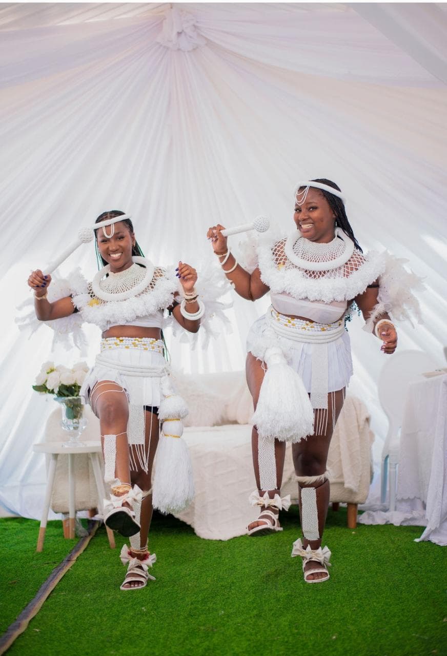 Umhlonyane wamadodakazi ka-Vamile Gwamanda, okungu Sekukuhle kanye no Elihle Gwamanda
