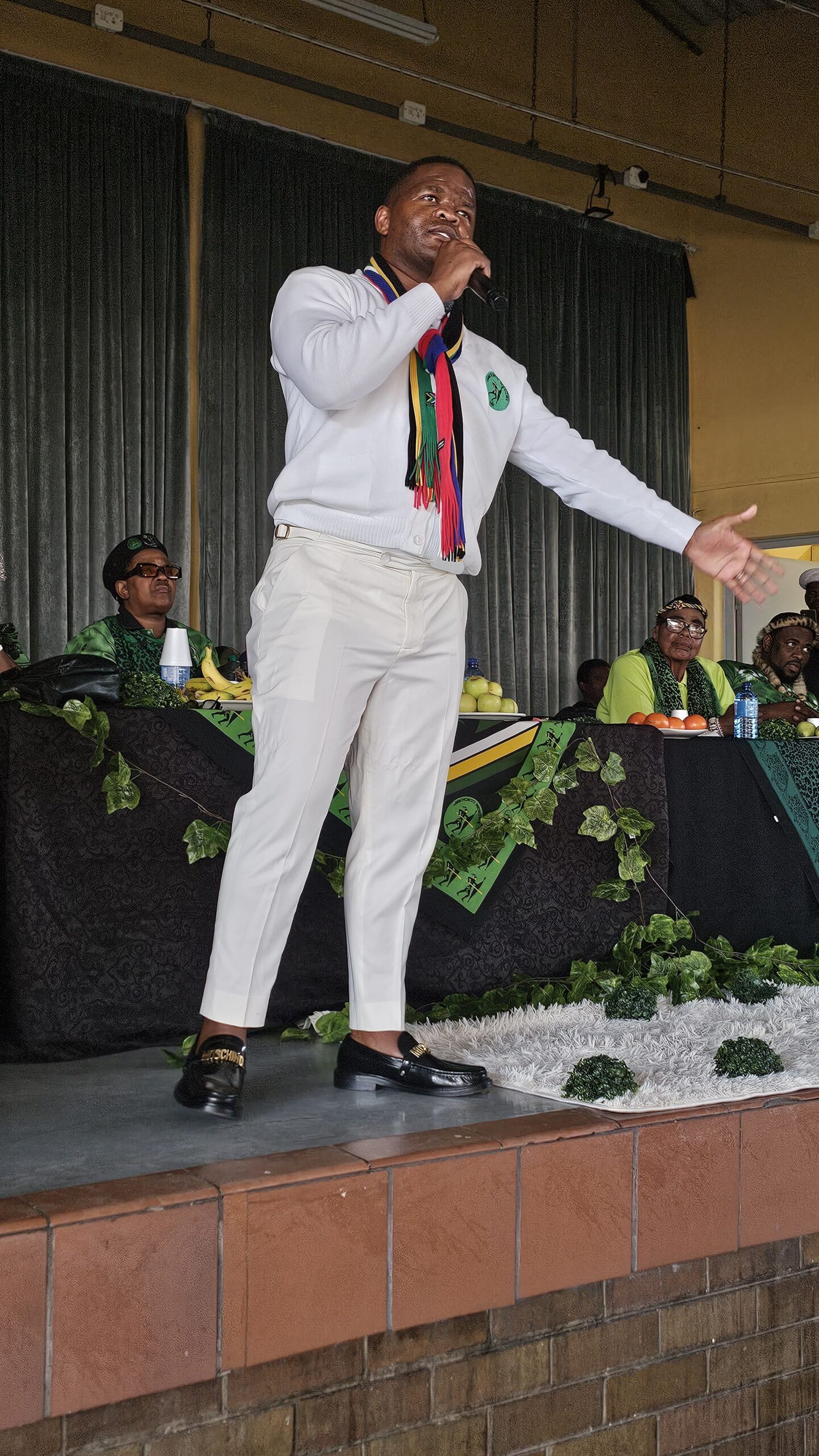 Abelaphi bendabuko beqembu leMK baqale phansi bathi umfundisi ulindwa ngeculo