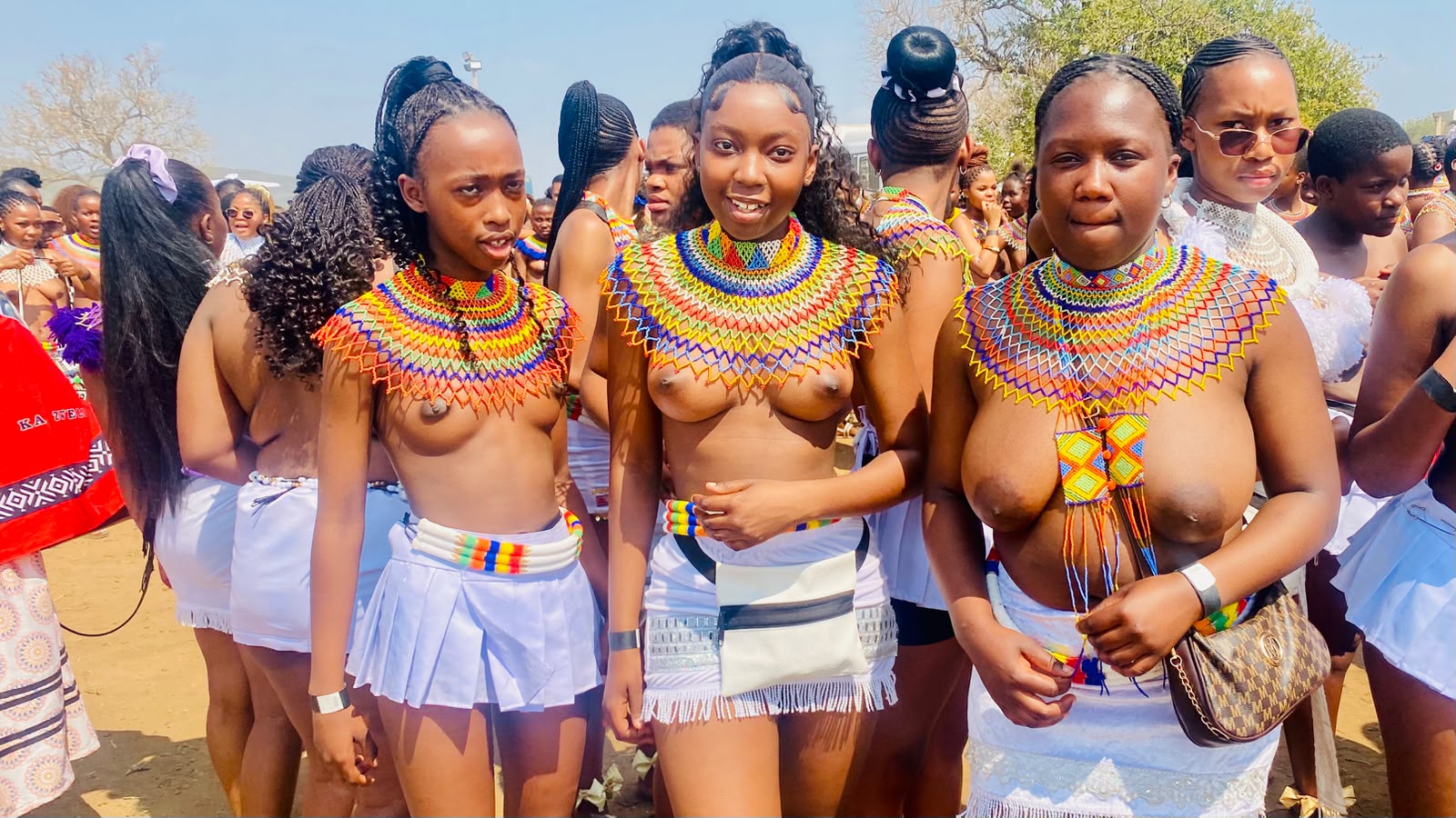 Izinkulungwane zezintombi zitheleke eMkhosini womhlanga